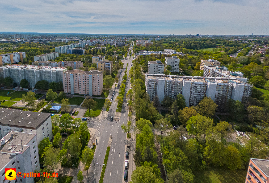 04.05.2023 - Luftbilder von der Fassadensanierung am Karl-Marx-Ring 11-21 in Neuperlach